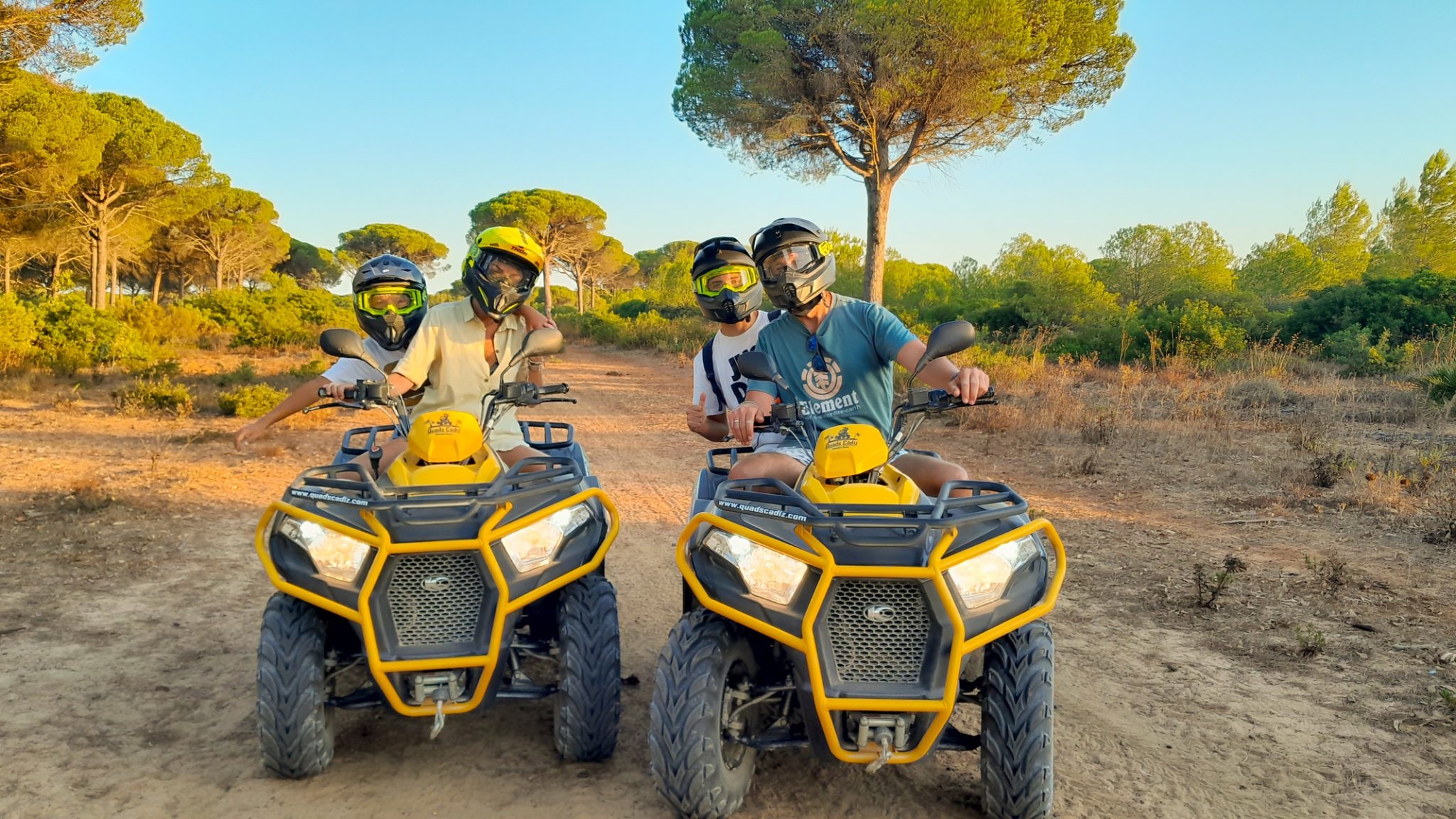 Familia de vacaciones en Chiclana disfrutando del turismo activo haciendo una ruta en quad